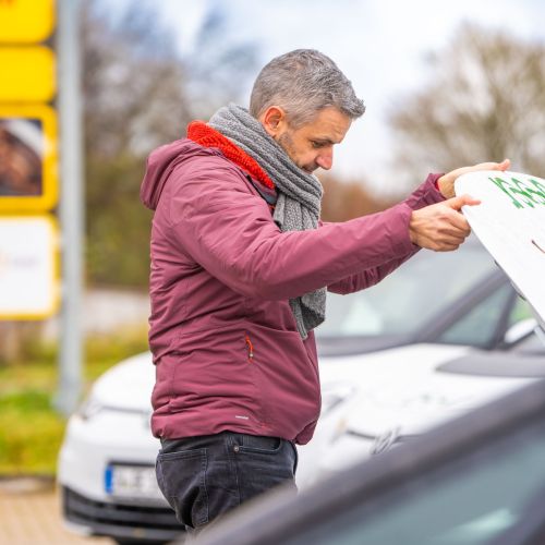 Bürgermeister Stefan Bach (Merkendorf) prüft ganz genau :)