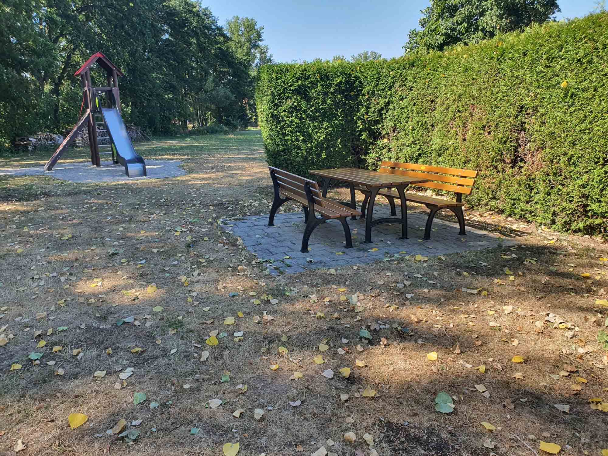 Sitzgruppen am Spielplatz Irrebach