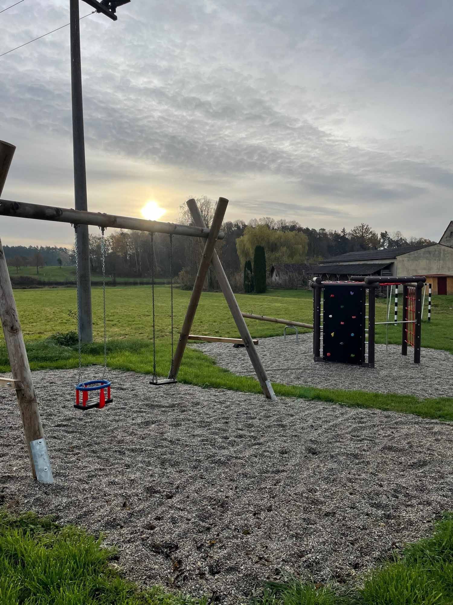 Neues Spielgerät Spielplatz Weiherschneidbach