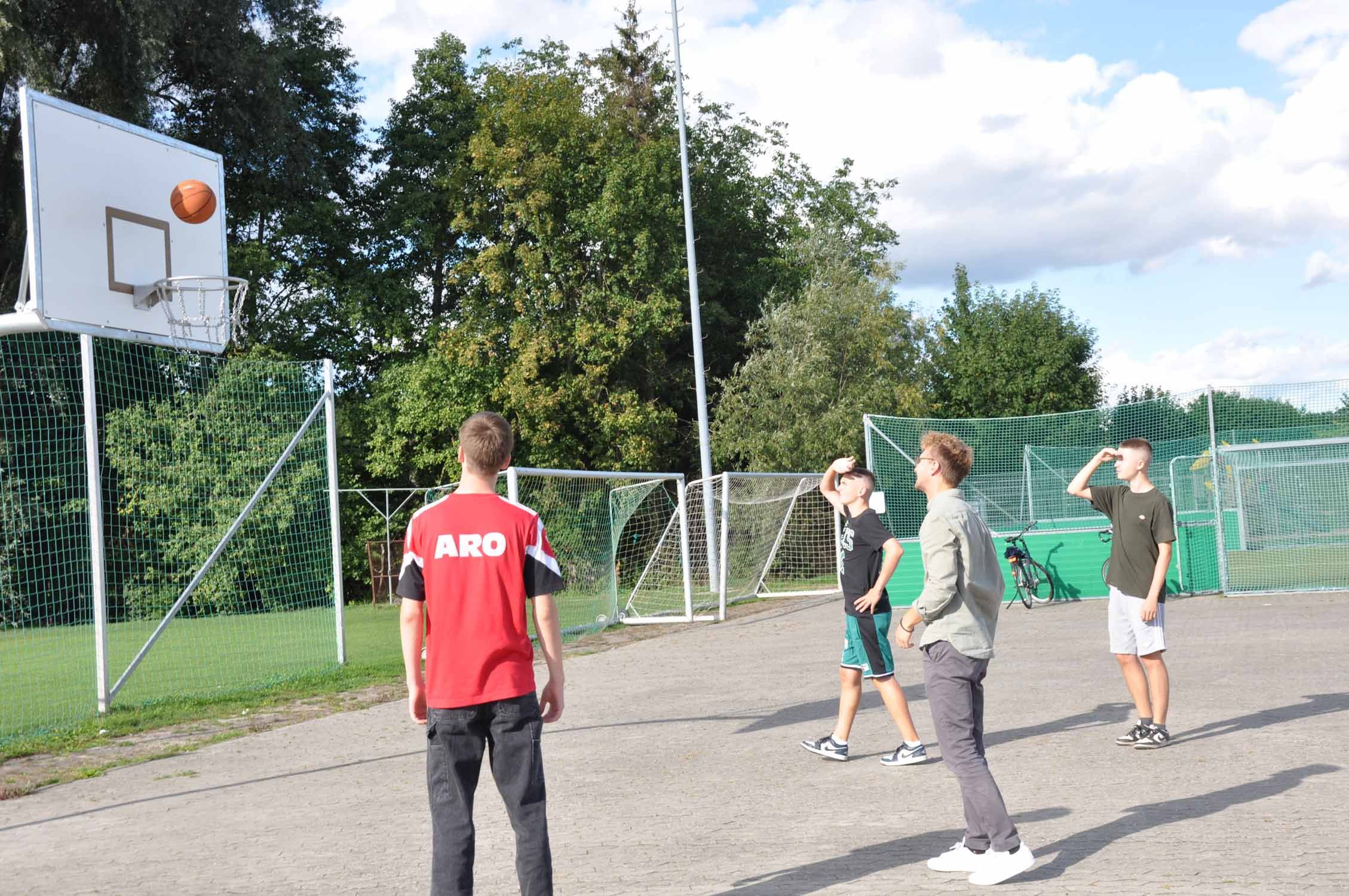 Basketballkorb am Sportplatz