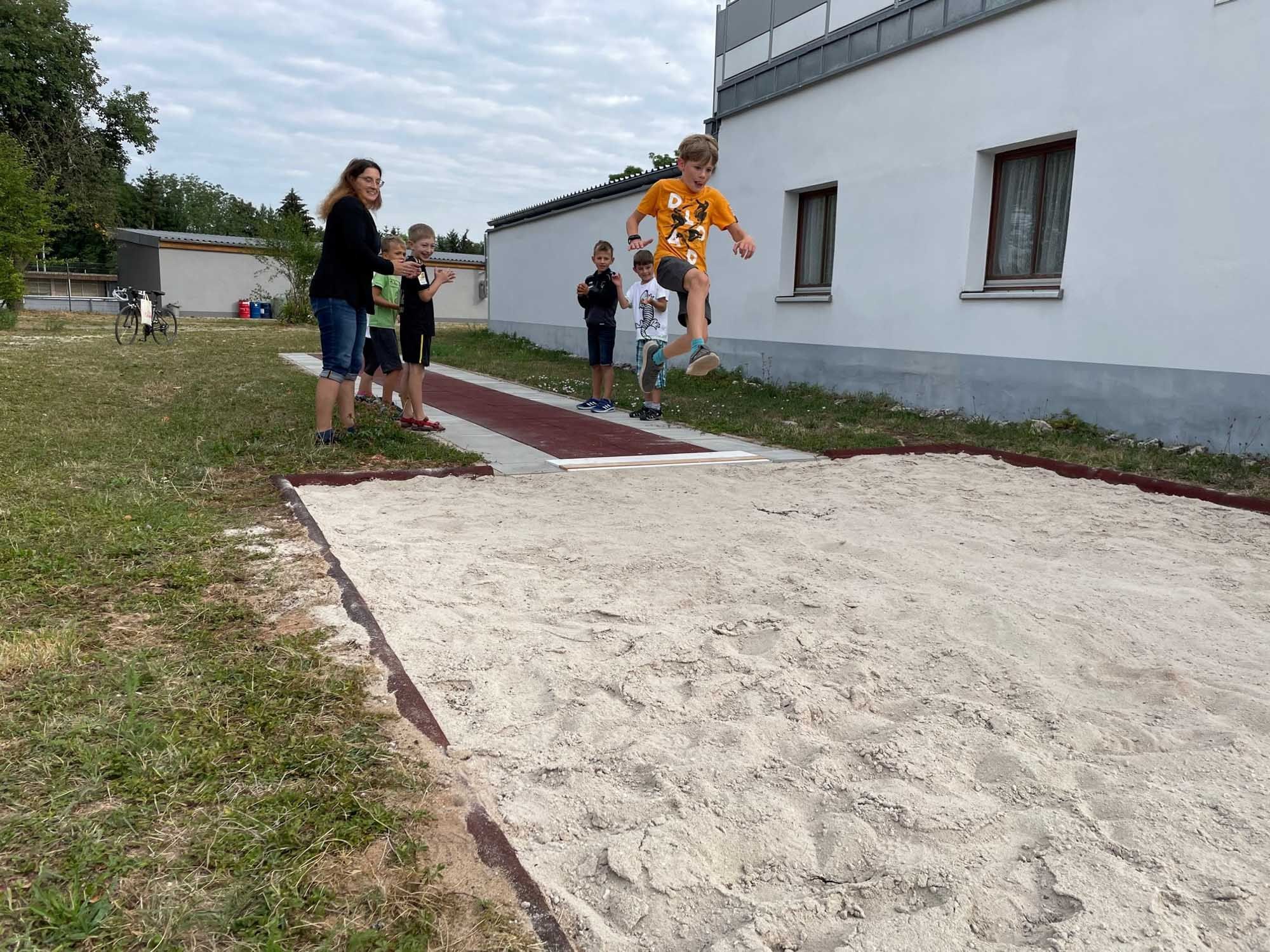 Weitsprunganlage am Sportplatz