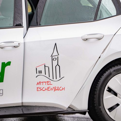 Die Autos sind mit den Gemeinde-Logos beschriftet