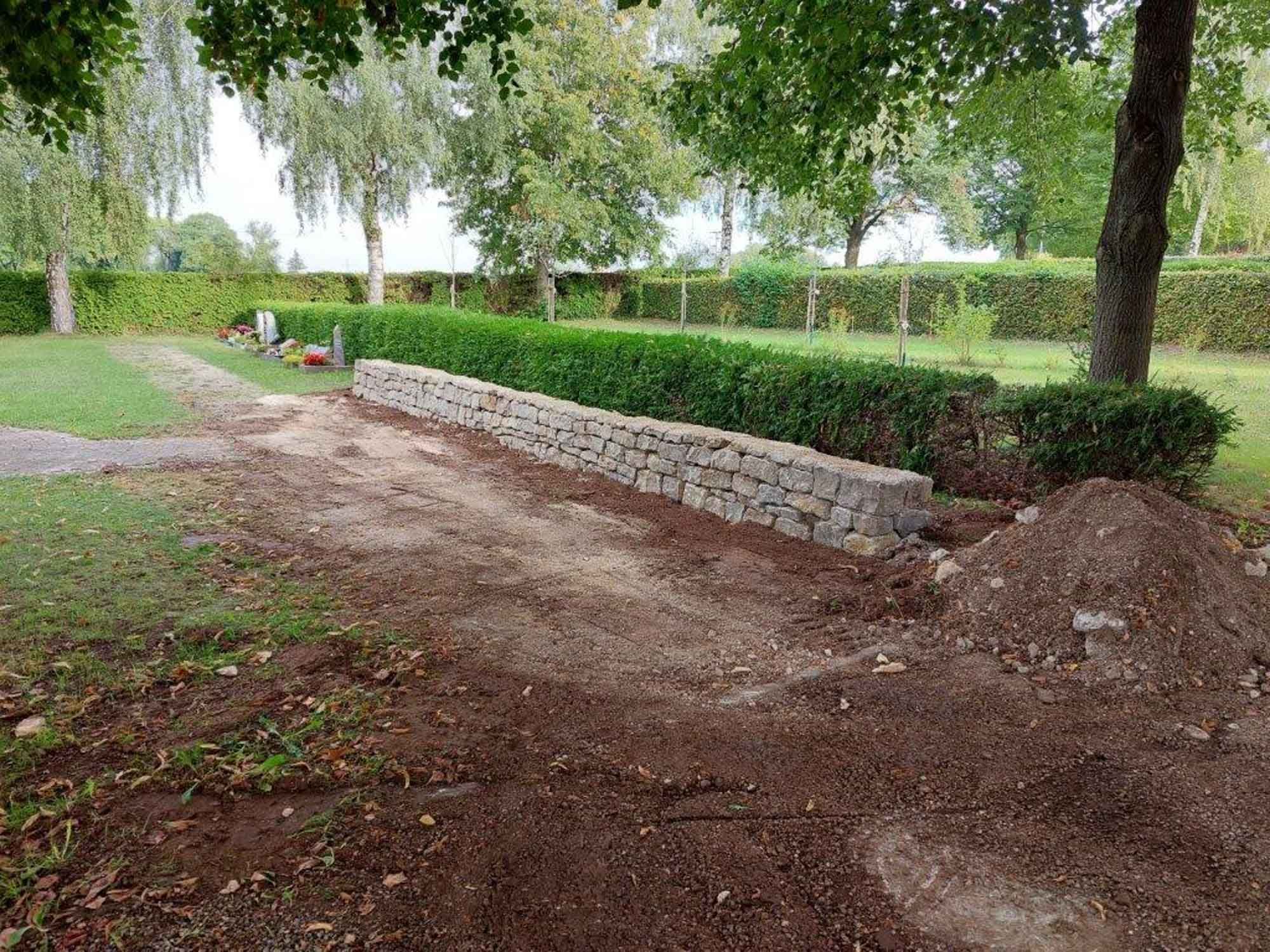 Trockenmauer am Friedhof